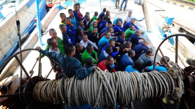 Sejumlah Anak Buah Kapal (ABK) yang berhasil ditangkap kapal patroli Kementerian Kelautan dan Perikanan (KKP)