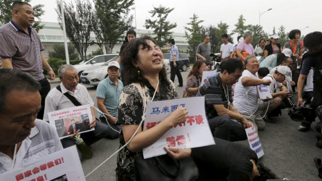 Keluarga penumpang MH370 di China saat melakukan aksi.