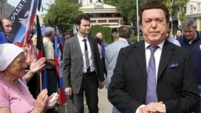 Penyanyi Iosif Kobzon (kanan).