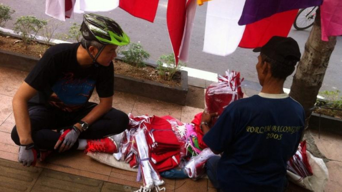 Penjual bendera, Elon.