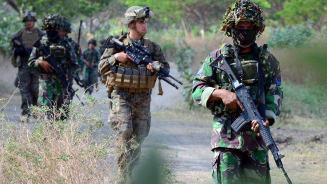 Latihan pasukan Marinir Indonesia dan Amerika Serikat.