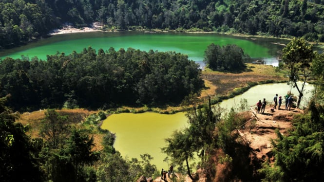 Telaga Warna di dataran tinggi Dieng.