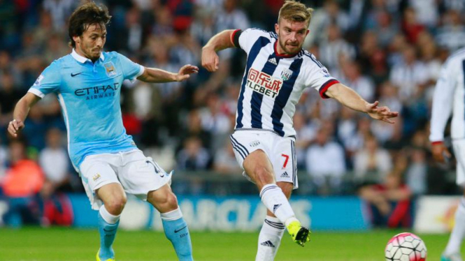 Gelandang Manchester City, David Silva (kiri) di laga melawan West Brom