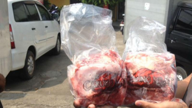 Daging beku dijual di operasi pasar