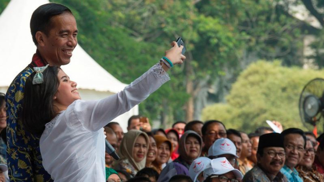 Presiden Joko Widodo artis cilik Tissa Biani selfie Hari Anak Nasional