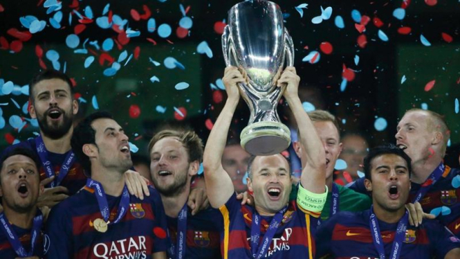 Para pemain Barcelona saat menjuarai Piala Super Eropa 2015.