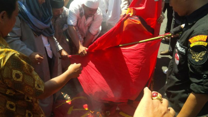 Pembakaran bendera PKI bergambar palu dan arit beberapa waktu lalu di Jatim
