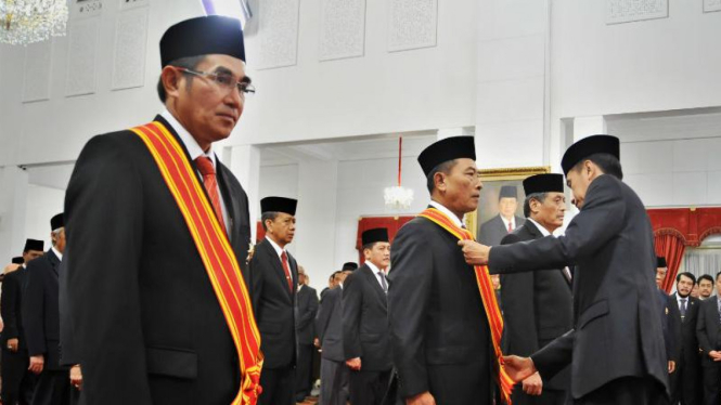 Presiden Jokowi memberikan tanda kehormatan