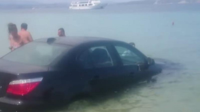 BMW E60 yang nyebur ke laut di pantai Yunani.