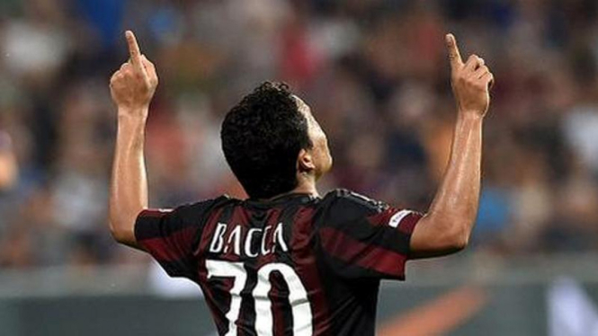 Penyerang AC Milan, Carlos Bacca, merayakan gol