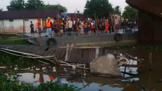 Kapal tanker tabrak rumah