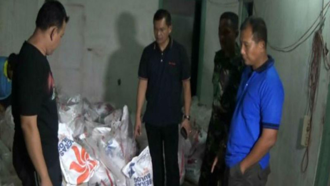 Anggota TNI menggerebek pengoblos beras