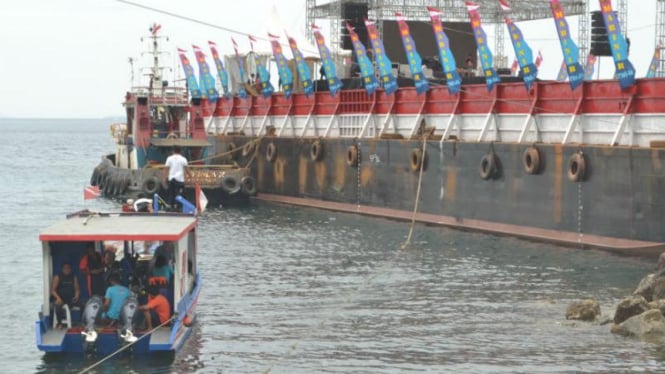 Kapal tongkang disulap jadi panggung hiburan di Malalayang.