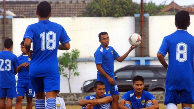 Para pemain Persib dalam sesi latihan