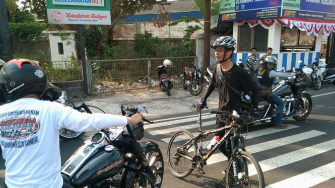 Pesepeda hadang konvoi Moge di Yogyakarta beberapa waktu lalu.