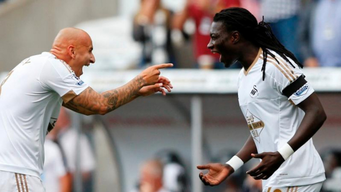 Pemain Swansea City rayakan gol Bafetimbi Gomis