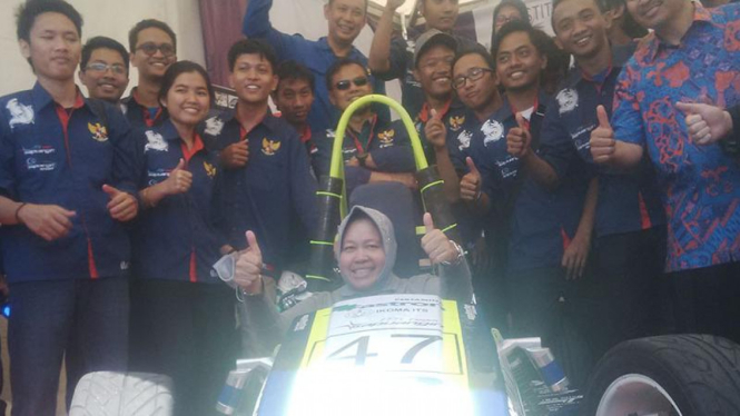 Risma Jajal Mobil Formula Besutan Mahasiswa ITS Surabaya