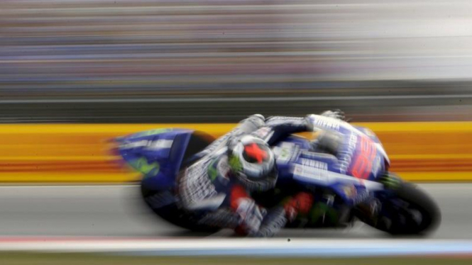 Pembalap Yamaha, Jorge Lorenzo melakoni balapan MotoGP Ceko 2015