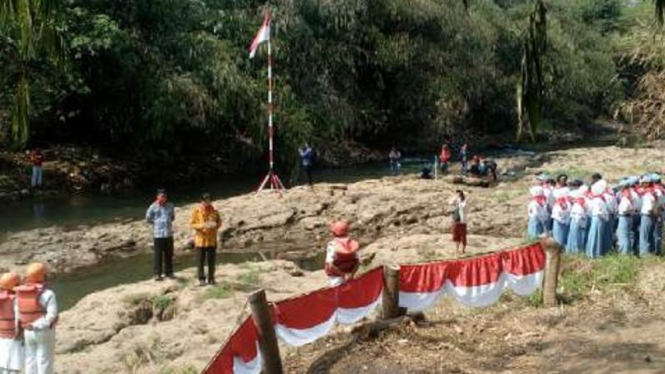 Upacara bendera di Ciliwung.