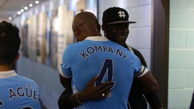 Mario Balotelli dipeluk Vincent Kompany