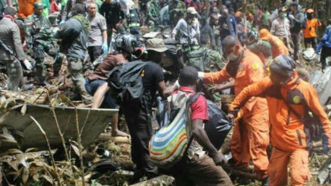 Proses evakuasi jenazah pesawat Trigana Air.