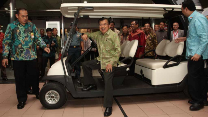 Wakil Presiden RI Jusuf Kalla saat meninjau pameran otomotif yang diselenggarakan di JIExpo