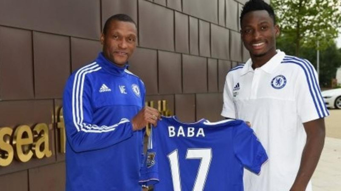 Bintang baru Chelsea, Baba Rahman (kanan)