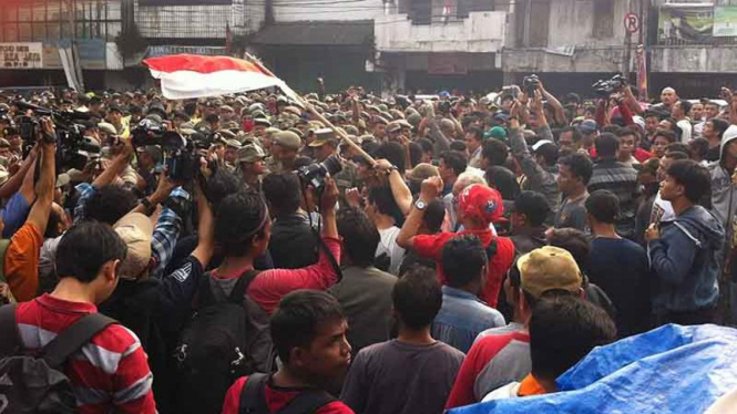 Relokasi Kampung Pulo Rusuh, Warga Lempar Bom Molotov