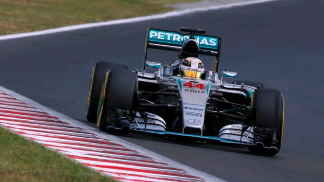 Pembalap Tim Mercedes, Lewis Hamilton