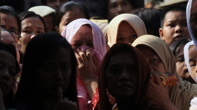 Wajah Sedih Warga Kampung Pulo Menyaksikan Rumahnya Dirobohkan