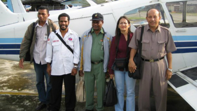 dr Tigor Silaban (paling kanan) saat bertugas di Papua