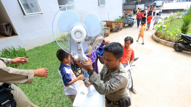 Pindahan Warga Kampung Pulo ke Rusun Jatinegara