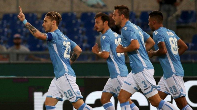 Pemain Lazio merayakan gol