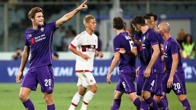 Para pemain Fiorentina merayakan gol ke gawang AC Milan