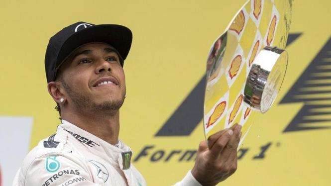 Pembalap Mercedes, Lewis Hamilton usai memenangi F1 GP Belgia 2015