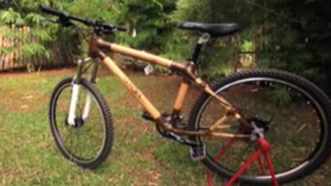 Sepeda terbuat dari bambu.