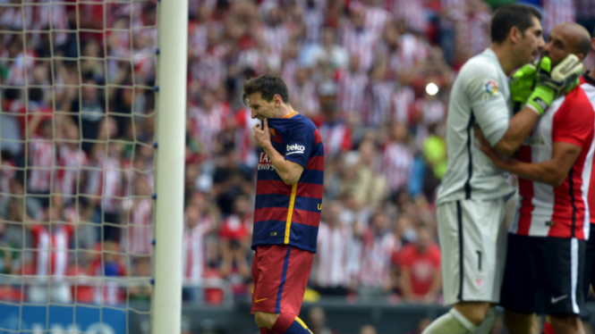 Ekspresi bomber Barcelona, Lionel Messi (kiri) usai gagal penalti