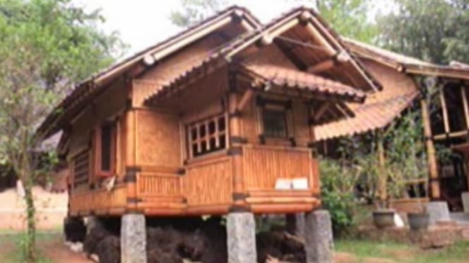 Rumah terbuat dari bambu