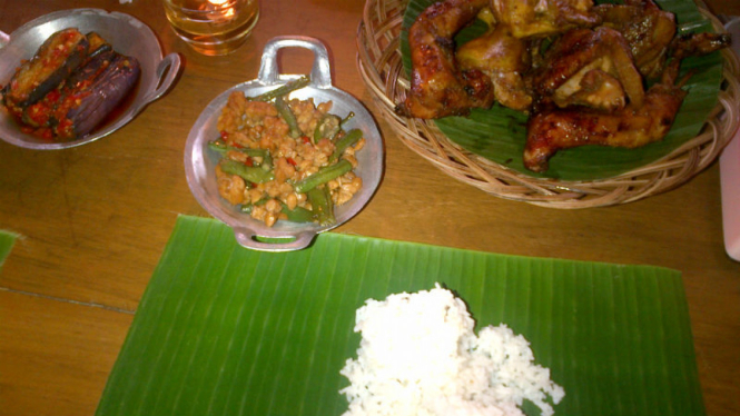 Makan tanpa piring di Restoran Alas Daun, Purwokerto, Jawa Tengah