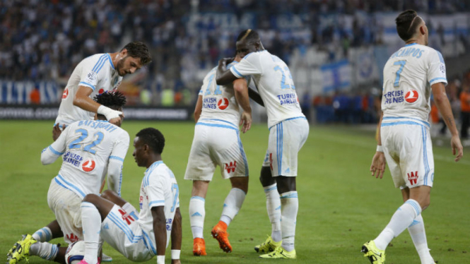 Para pemain Olympique Marseille merayakan gol ke gawang Troyes