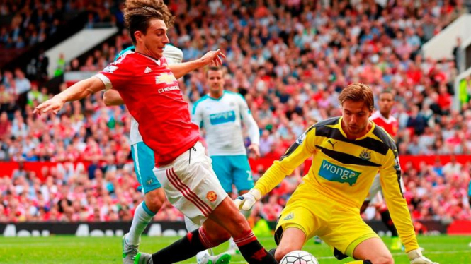 Matteo Darmian di pertandingan Manchester United kontra Newcastle United