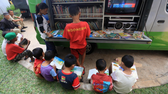 Perpustakaan Keliling Bagi Anak Kampung Pulo di Rusun Jatinegara