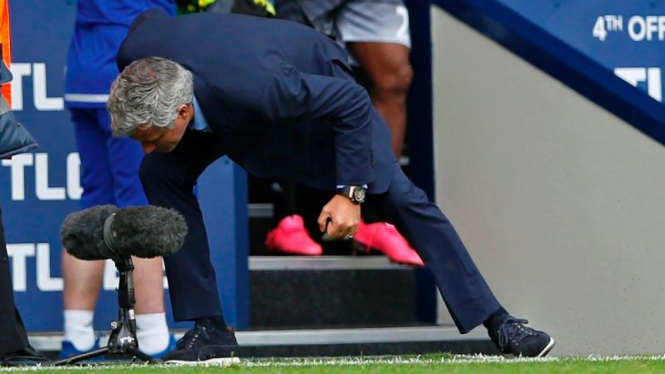 Jose Mourinho berteriak ke arah microphone usai laga WBA