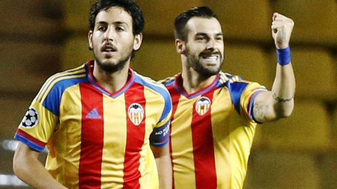 Dua pemain Valencia, Dani Parejo dan Alvaro Negredo merayakan gol