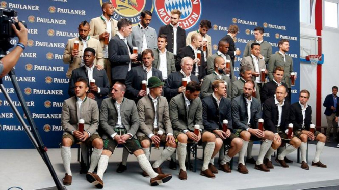 Franck Riberi (duduk kedua di depan) dalam sesi foto Bayern