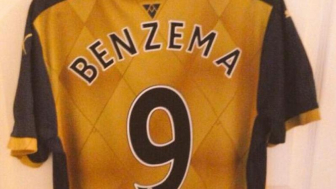 Kostum Arsenal dengan nama Karim Benzema
