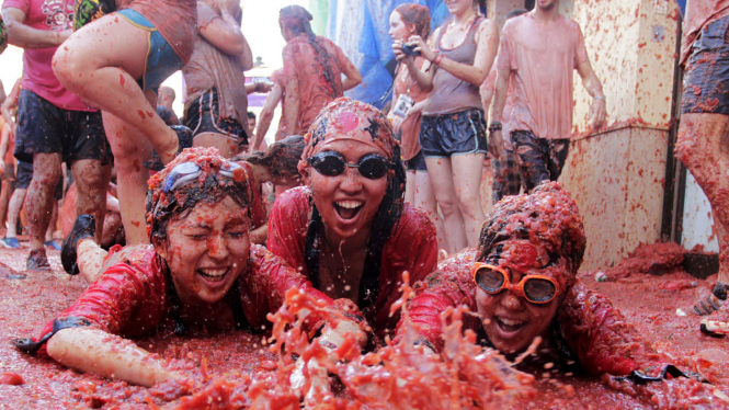 Serunya Perang Tomat di Festival Tomatina