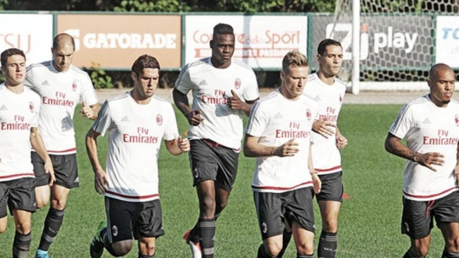 Pemain AC Milan, Mario Balotelli (tengah) berlatih