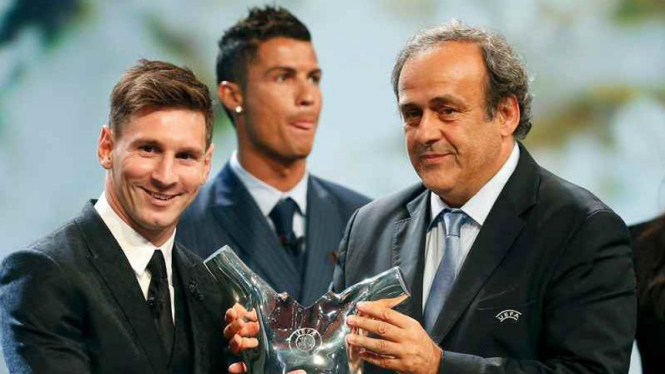 Lionel Messi menerima trofi pemain terbaik Eropa.