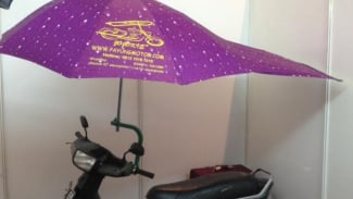 Naik Motor Pakai Payung, Siap-siap Tanggung Risikonya